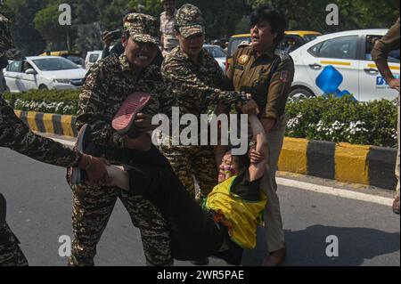 Nuova Delhi, Delhi, India. 11 marzo 2024. Gli agenti di polizia detengono un attivista tibetano del Congresso della Gioventù tibetana durante una protesta tenutasi per celebrare l'anniversario della 65a giornata nazionale della rivolta tibetana fuori dall'ambasciata cinese a nuova Delhi, India, l'11 marzo 2024. (Credit Image: © Kabir Jhangiani/ZUMA Press Wire) SOLO PER USO EDITORIALE! Non per USO commerciale! Crediti: ZUMA Press, Inc./Alamy Live News Foto Stock