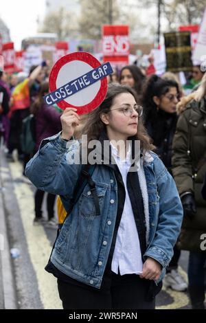 Million Women Rise 2024 ha organizzato una marcia contro la violenza maschile sabato 08 marzo in concomitanza con la giornata internazionale della donna. Foto Stock