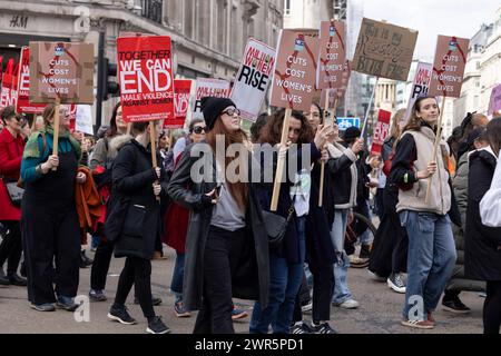 Million Women Rise 2024 ha organizzato una marcia contro la violenza maschile sabato 08 marzo in concomitanza con la giornata internazionale della donna. Foto Stock