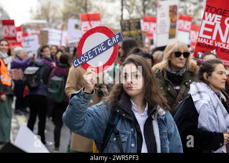 Million Women Rise 2024 ha organizzato una marcia contro la violenza maschile sabato 08 marzo in concomitanza con la giornata internazionale della donna. Foto Stock