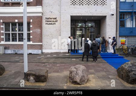 AMSTERDAM - i visitatori aspettano di fronte al Museo Nazionale dell'Olocausto. Il museo si concentra sulla storia della persecuzione degli ebrei nei Paesi Bassi. L'attenzione è prestata anche alla vita ebraica prima della guerra e della liberazione nel 1945. ANP JEROEN JUMELET netherlands Out - belgio Out Foto Stock