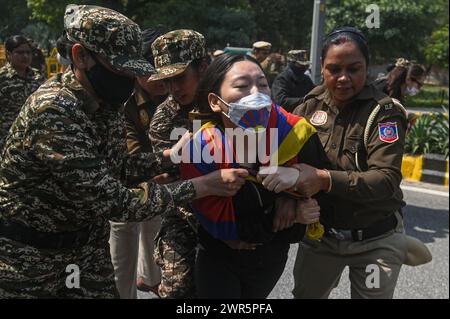 Nuova Delhi, Delhi, India. 11 marzo 2024. Gli agenti di polizia detengono un attivista tibetano del Congresso della Gioventù tibetana durante una protesta tenutasi per celebrare l'anniversario della 65a giornata nazionale della rivolta tibetana fuori dall'ambasciata cinese a nuova Delhi, India, l'11 marzo 2024. (Credit Image: © Kabir Jhangiani/ZUMA Press Wire) SOLO PER USO EDITORIALE! Non per USO commerciale! Crediti: ZUMA Press, Inc./Alamy Live News Foto Stock