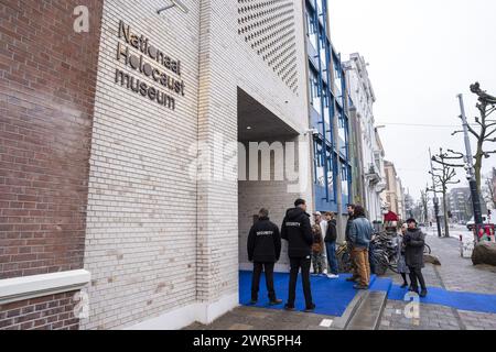 AMSTERDAM - i visitatori aspettano di fronte al Museo Nazionale dell'Olocausto. Il museo si concentra sulla storia della persecuzione degli ebrei nei Paesi Bassi. L'attenzione è prestata anche alla vita ebraica prima della guerra e della liberazione nel 1945. ANP JEROEN JUMELET netherlands Out - belgio Out Foto Stock