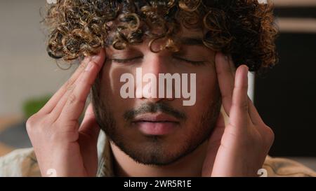 Chiudere in alto malato indiano massaggio mal di testa mal di testa pressione sanguigna problema di affari fallimento problemi di salute malato stanco arabo maschio massaggio templi Foto Stock