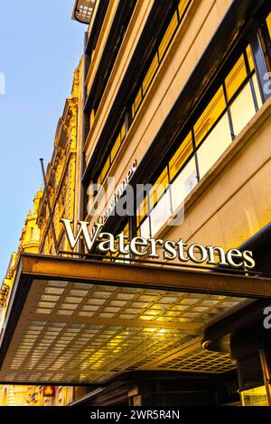 Cartello sopra l'ingresso della libreria Waterstones a Piccadilly Foto Stock