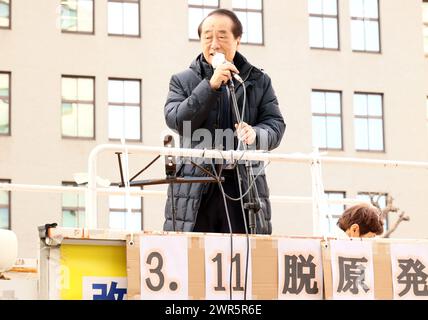 Tokyo, Giappone. 11 marzo 2024. L'ex primo ministro giapponese Naoto Kan tiene un discorso in una manifestazione contro la centrale nucleare di fronte al Ministero dell'economia, del commercio e dell'industria a Tokyo lunedì 11 marzo 2024, in occasione del tredicesimo anniversario del massiccio terremoto e dello tsunami che ha attaccato la regione di Tohoku. (Foto di Yoshio Tsunoda/AFLO) credito: Aflo Co.. Ltd./Alamy Live News Foto Stock