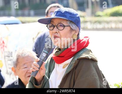 Tokyo, Giappone. 11 marzo 2024. L'ex autore giapponese Keiko Ochiai tiene un discorso in una manifestazione contro la centrale nucleare di fronte al Ministero dell'economia, del commercio e dell'industria a Tokyo lunedì 11 marzo 2024, nel giorno del tredicesimo anniversario del massiccio terremoto e dello tsunami che ha attaccato la regione di Tohoku. (Foto di Yoshio Tsunoda/AFLO) credito: Aflo Co.. Ltd./Alamy Live News Foto Stock