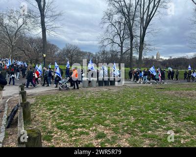 New York, New York, Stati Uniti. 10 marzo 2024. Centinaia di sostenitori israeliani hanno marciato attraverso Central Park tenendo bandiere israeliane a New York per essere solidali con Israele e il suo popolo. (Credit Image: © Ryan Rahman/Pacific Press via ZUMA Press Wire) SOLO PER USO EDITORIALE! Non per USO commerciale! Foto Stock