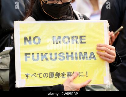 Tokyo, Giappone. 11 marzo 2024. Lunedì 11 marzo 2024, in occasione del tredicesimo anniversario del massiccio terremoto e dello tsunami che ha attaccato la regione di Tohoku, una donna tiene un cartello in una manifestazione anti-nucleare di fronte al Ministero dell'economia, del commercio e dell'industria a Tokyo. (Foto di Yoshio Tsunoda/AFLO) credito: Aflo Co.. Ltd./Alamy Live News Foto Stock