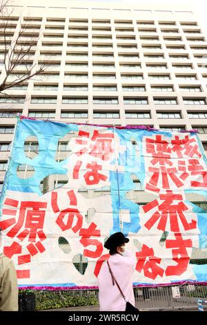 Tokyo, Giappone. 11 marzo 2024. Un grande striscione è esposto in una manifestazione anti-nucleare di fronte al Ministero dell'economia, del commercio e dell'industria a Tokyo lunedì 11 marzo 2024, nel giorno del tredicesimo anniversario del massiccio terremoto e dello tsunami che ha attaccato la regione di Tohoku. (Foto di Yoshio Tsunoda/AFLO) credito: Aflo Co.. Ltd./Alamy Live News Foto Stock