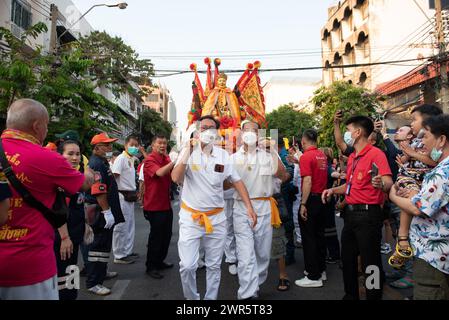 Bangkok, Thailandia. 10 marzo 2024. I credenti sfilano una statua replica del dio Tai Hong Kong, una divinità e oggetto sacro che la gente rispetta di fronte alla Fondazione Poh Teck Tung a Bangkok il 10 marzo 2024. (Foto di Teera Noisakran/Pacific Press) credito: Pacific Press Media Production Corp./Alamy Live News Foto Stock