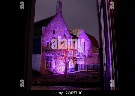 Museo all'aperto dei vecchi villaggi di pescatori durante una passeggiata serale, con meravigliose luci a Enkhuizen, nei Paesi Bassi Foto Stock