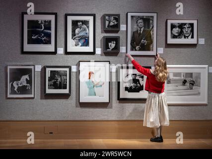 Bonhams, Londra, Regno Unito. 11 marzo 2024. Inglese. Fantastico. l'anteprima delle vendite all'asta riunisce una serie di opere d'arte, stampe, moda, fotografie e cimeli della cultura popolare. Crediti: Malcolm Park/Alamy Live News Foto Stock