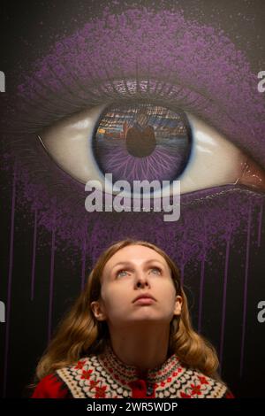 Bonhams, Londra, Regno Unito. 11 marzo 2024. Inglese. Fantastico. l'anteprima delle vendite all'asta riunisce una serie di opere d'arte, stampe, moda, fotografie e cimeli della cultura popolare. I punti salienti includono: My Dog Sighs (b.1972), Reclaim the Lost (Purple), 2023, stima di £1.000-1.500. Crediti: Malcolm Park/Alamy Live News Foto Stock