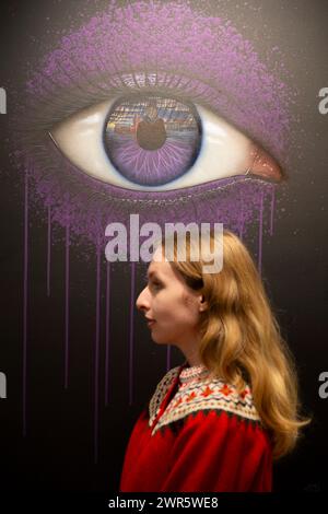 Bonhams, Londra, Regno Unito. 11 marzo 2024. Inglese. Fantastico. l'anteprima delle vendite all'asta riunisce una serie di opere d'arte, stampe, moda, fotografie e cimeli della cultura popolare. I punti salienti includono: My Dog Sighs (b.1972), Reclaim the Lost (Purple), 2023, stima di £1.000-1.500. Crediti: Malcolm Park/Alamy Live News Foto Stock