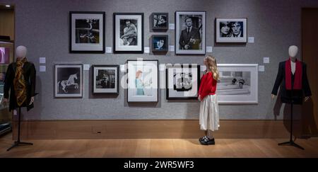 Bonhams, Londra, Regno Unito. 11 marzo 2024. Inglese. Fantastico. l'anteprima delle vendite all'asta riunisce una serie di opere d'arte, stampe, moda, fotografie e cimeli della cultura popolare. Crediti: Malcolm Park/Alamy Live News Foto Stock