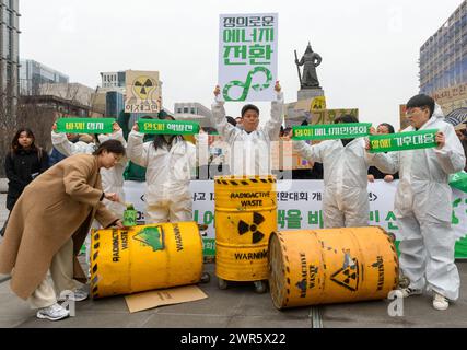 Seoul, Corea del Sud. 11 marzo 2024. Gli attivisti ambientali sudcoreani hanno tenuto un raduno di energia anti-nucleare e anti-fossile a Gwanghwamun Square nel centro di Seul l'11 marzo 2024, per commemorare il tredicesimo anniversario dell'incidente nucleare di Fukushima causato dal terremoto e dallo tsunami dell'11 marzo in Giappone. Gli attivisti ambientali sudcoreani hanno criticato il Giappone per aver scaricato le acque reflue radioattive trattate in mare. (Foto di Kim Jae-Hwan/SOPA Images/Sipa USA) credito: SIPA USA/Alamy Live News Foto Stock