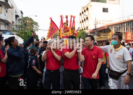 Bangkok, Thailandia. 10 marzo 2024. I credenti sfilano una statua replica del dio Chao Mae Lim Ko Niao, una divinità e oggetto sacro che la gente rispetta di fronte alla Fondazione Poh Teck Tung a Bangkok il 10 marzo 2024. (Credit Image: © Teera Noisakran/Pacific Press via ZUMA Press Wire) SOLO PER USO EDITORIALE! Non per USO commerciale! Crediti: ZUMA Press, Inc./Alamy Live News Foto Stock