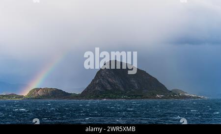 Arcobaleno sulle montagne e Fiordo intorno AD ALESUND, Geirangerfjord, Norvegia, Europa Foto Stock
