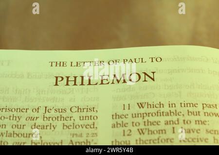 Open Holybile Book Index The Letter of paul to Philemon for background and Inspiration Foto Stock