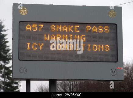 12/01/17 dopo una forte neve e condizioni di gelo, un cartello segnaletico segnala le condizioni invernali sulla A57 Snake Pass, nei pressi di Ashop Moor, Gloss Foto Stock