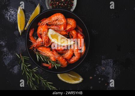 Cena a base di pesce in una ciotola di gamberetti, adatta per riviste di lifestyle o blog dietetici. Foto Stock