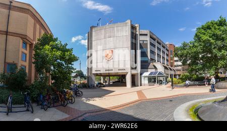 Moderni uffici civica di autorità locali, Woking Borough consiglio, Gloucester Square, il centro della città di Woking, Surrey, Inghilterra sudorientale, REGNO UNITO Foto Stock