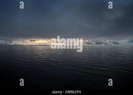 ©PHOTOPQR/VOIX DU NORD/PIERRE ROUANET ; 26/02/2024 ; ANTARCTIQUE, LE 26/02/2024. Croisiere dite d'Expedition vers le Continent blanc, la peninsule Antarctique (continente australe, polo sud, Antartide, polo sud, glace, banquise, Iceberg), au dela du cercle polaire, par l'operateur touristique francais Exploris (membre de l'IAATO tourisme Responsible). Arrivee sur la peninsule Antarctique apres deux jours et demi de haute mer. La baie Flandres, en Terre de Graham. FOTO PIERRE ROUANET LA VOIX DU NORD Feb 2024 cosiddetta crociera di spedizione verso il continente bianco, la penisola antartica (sud Foto Stock