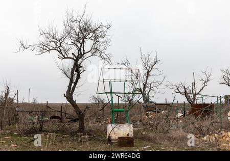 MYKOLAIV Reg, UCRAINA - 02 marzo 2024: Guerra in Ucraina. Case di residenti locali distrutte dall'azione militare russa e da regolari attacchi missilistici sono visibili in un villaggio nella regione di Mykolaiv. Foto Stock