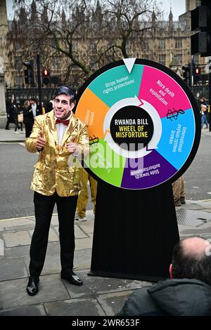 Parliament Square, LONDRA, INGHILTERRA, 11 MARZO 2024. Amnesty International ha tenuto una dimostrazione contro il Ruanda Bill con un uomo che indossa una maschera Rishi Sunak. La discussione di domani in Parlamento è in corso. Amnesty International sostiene che lo Stato di diritto è stato violato in Parliament Square a Londra, Regno Unito. Credito: Vedi li/Picture Capital/Alamy Live News Foto Stock