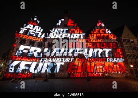 125 Jahre Eintracht Frankfurt Anlässlich des 125-jährigen Vereinsjubiläums von Eintracht Frankfurt zeigt eine Videoinstallation auf der Fassade des Römers die Vereinsgeschichte mit den größten sportlichen Erfolgen. Francoforte sul meno Römerberg Assia Deutschland *** 125 anni di Eintracht Francoforte in occasione del 125° anniversario di Eintracht Francoforte, un'installazione video sulla facciata del Römer mostra la storia del club con i suoi più grandi successi sportivi Francoforte sul meno Römerberg Assia Germania 2024-03-10 125-Jahre-Eintracht 08 Foto Stock