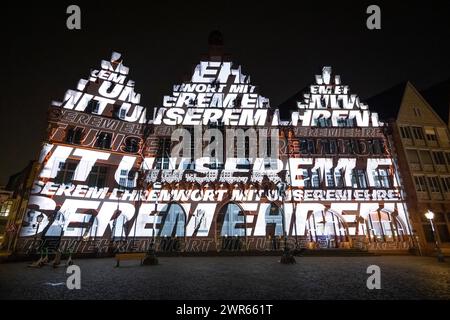 125 Jahre Eintracht Frankfurt Anlässlich des 125-jährigen Vereinsjubiläums von Eintracht Frankfurt zeigt eine Videoinstallation auf der Fassade des Römers die Vereinsgeschichte mit den größten sportlichen Erfolgen. Francoforte sul meno Römerberg Assia Deutschland *** 125 anni di Eintracht Francoforte in occasione del 125° anniversario di Eintracht Francoforte, un'installazione video sulla facciata del Römer mostra la storia del club con i suoi più grandi successi sportivi Francoforte sul meno Römerberg Assia Germania 2024-03-10 125-Jahre-Eintracht 09 Foto Stock