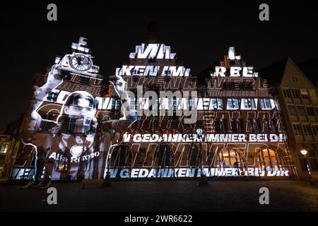 125 Jahre Eintracht Frankfurt Anlässlich des 125-jährigen Vereinsjubiläums von Eintracht Frankfurt zeigt eine Videoinstallation auf der Fassade des Römers die Vereinsgeschichte mit den größten sportlichen Erfolgen. Francoforte sul meno Römerberg Assia Deutschland *** 125 anni di Eintracht Francoforte in occasione del 125° anniversario di Eintracht Francoforte, un'installazione video sulla facciata del Römer mostra la storia del club con i suoi più grandi successi sportivi Francoforte sul meno Römerberg Assia Germania 2024-03-10 125-Jahre-Eintracht 20 Foto Stock