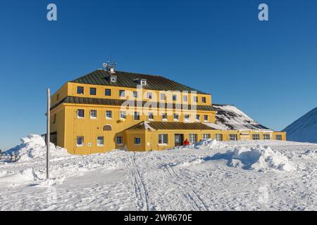 Casa slesiana ai piedi di Snezka, montagne di krkonose. Snezka è una montagna al confine tra la Repubblica Ceca e la Polonia. Foto Stock