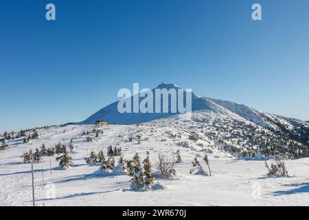 La mattina d'inverno, casa Slesia, situata ai piedi di Snezka, montagne di krkonose. Snezka è una montagna al confine tra Repubblica Ceca e Polan Foto Stock