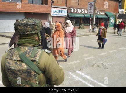 Srinagar, Jammu e Kashmir, India. 7 marzo 2024. Persone che si uniscono a un raduno del primo ministro indiano Narendra modi al Bakshi Stadium di Srinagar, Kashmir controllato dall'India, giovedì 7 marzo 2024. Il primo ministro indiano Narendra modi ha fatto la sua prima visita ufficiale nella città principale del Kashmir da quando nuova Delhi ha spogliato la regione contesa di semi-autonomia e ne ha preso il controllo diretto nel 2019. (Credit Image: © Mubashir Hassan/Pacific Press via ZUMA Press Wire) SOLO PER USO EDITORIALE! Non per USO commerciale! Foto Stock