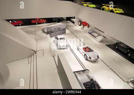 Vista dall'alto delle auto d'epoca Porsche, museo Porsche, passione automobilistica, auto sportive Evolution, auto Oldtimer in stile retrò, la storia dell'industria automobilistica Foto Stock