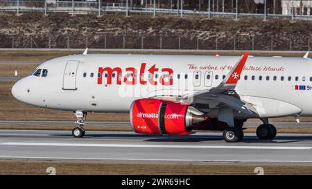 München, Deutschland - 1. Gennaio 2022: Ein Airbus A320-251N von Air Malta ist auf dem Flughafen München gelandet. Registrazione 9H-NEO. Foto Stock