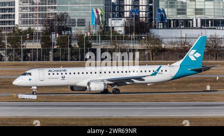 München, Deutschland - 1. Gennaio 2022: Ein Embraer 195LR von Air Dolomiti startet vom Flughafen München. Registrazione i-ADJL. Foto Stock