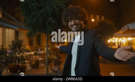 Bell'indiano arabo latino che punta il dito alla fotocamera beckon invito gesto mano segno di saluto motivazione etnia in posa positivo Foto Stock