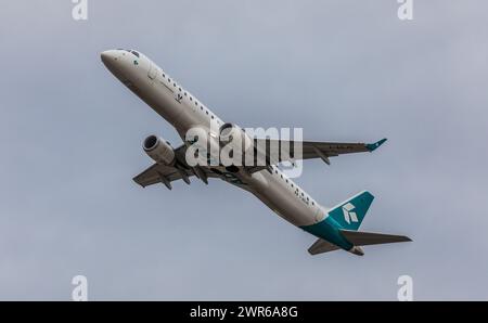 München, Deutschland - 2. Gennaio 2022: Ein Embraer 195LR von Air Dolomiti startet vom Flughafen München. Registrazione i-ADJS. Foto Stock