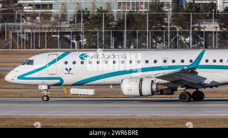 München, Deutschland - 1. Gennaio 2022: Ein Embraer 195LR von Air Dolomiti landet auf dem Flughafen München. Registrazione: I-ADJT. Foto Stock