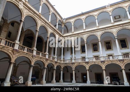 Cortile interno del Palazzo dei Normanni o Palazzo reale nel centro storico di Palermo, Sicilia, Italia Foto Stock