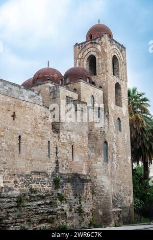 Facciata di San Giovanni degli Eremiti o San Giovanni degli Eremiti nel centro storico di Palermo, Sicilia, Italia Foto Stock