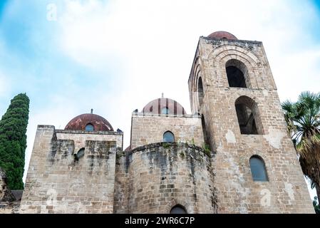 Facciata di San Giovanni degli Eremiti o San Giovanni degli Eremiti nel centro storico di Palermo, Sicilia, Italia Foto Stock