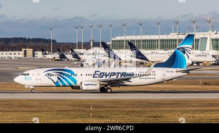 München, Deutschland - 1. Gennaio 2022: Eine Boeing 737-800 von Egyptair startet vom Flughafen München. GEL su di registrazione. Foto Stock