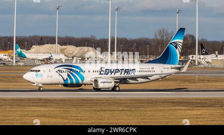 München, Deutschland - 1. Gennaio 2022: Eine Boeing 737-800 von Egyptair startet vom Flughafen München. GEL su di registrazione. Foto Stock