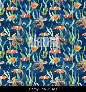 Acquerello senza cuciture con tartarughe e pesci tropicali, alghe marine e acqua. Sfondo oceanico. Ornamento estivo. Vita marina. Tessuto, design tessile. Mano Foto Stock