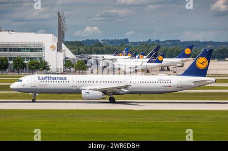 Ein Airbus A321-231 von Lufthansa ist auf dem Flughafen München gelandet. Registrazione D-AIDT. (München, Deutschland, 26.05.2022) Foto Stock