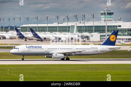 Ein Airbus A321-231 von Lufthansa ist auf dem Flughafen München gelandet. Registrazione D-AIDT. (München, Deutschland, 26.05.2022) Foto Stock